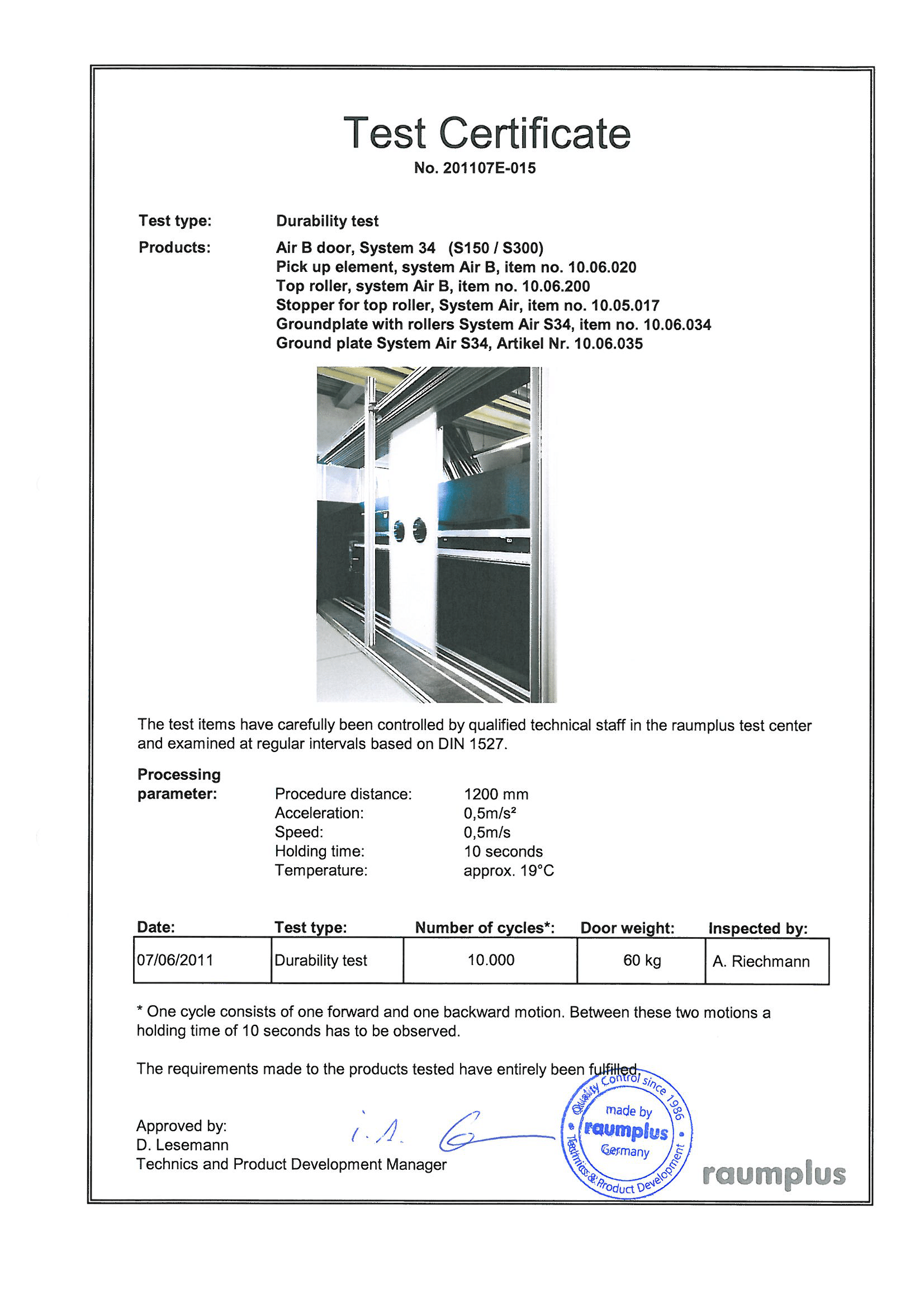 Сертификат тестирования системы подвесных перегородок AIR S34 (S150/300) raumplus<br />
<br />
Тестирование образцов тщательно контролировалось квалифицированным техническим персоналом в центре raumplus.<br />
<br />
Сертификат подтверждает успешное прохождение теста системы подвесных перегородок AIR S34 (S150/300) raumplus следующими исходными данными:<br />
Артикулы комплектующих, входящий в систему: 10.06.020, 10.06.200, 10.05.017, 10.06.034, 10.06.035.<br />
Вес перегородки 60 кг, 10.000 циклов.