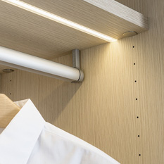 Подсветка в шкафах-купе: 7 нюансов для красивого и удобного хранения