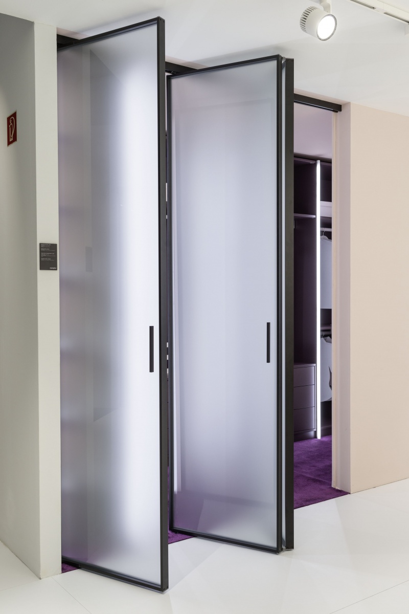 Складная и распашная двери raumplus в профиле S1200 в гардеробной комнате