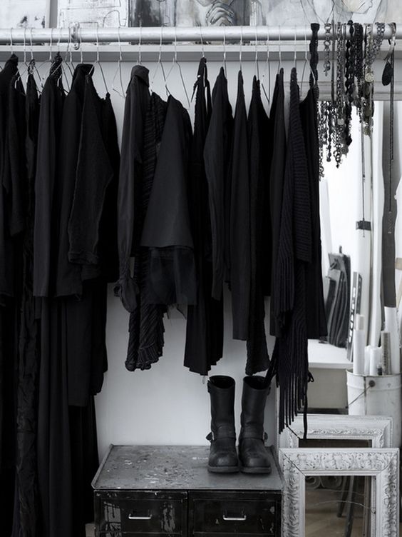 гардеробная для черных вещей