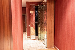 Зеркальный шкаф с распашными дверьми фото №2